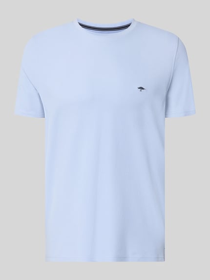 Produktfoto, Regular Fit T-Shirt mit Logo-Stitching von Fynch-Hatton, Herren T-Shirt aus Reine Baumwolle, Rundhalsausschnitt, Rückenlänge 68 cm bei Größe M, hellblau, glatte Textur, dezentes Markenlogo auf der Brust.