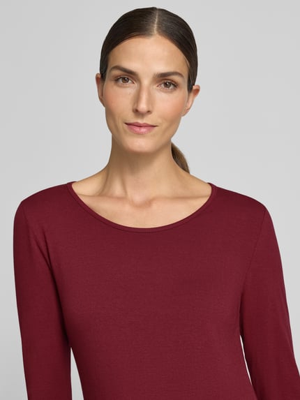 Frauenmodel trägt Longsleeve mit Rundhalsausschnitt Modell 'Mi44laa' von ZABAIONE, bordeaux, körpernah, glatte Textur, Nahaufnahme Oberkörper. Baumwoll-Mix mit Stretch-Anteil.