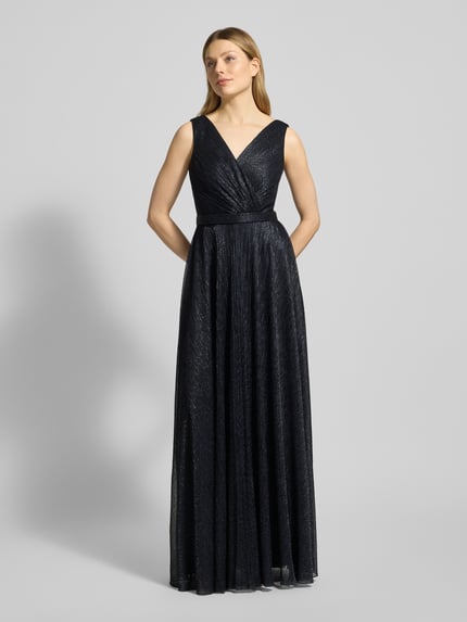 Vrouwenmodel draagt Schimmerndes Abendkleid met V-Ausschnitt van TROYDEN COLLECTION, maxi-jurk, glanzend, tailleband, ruglengte 160 cm, borstwijdte 45 cm, taillered fit, v-hals, ritssluiting achter, glanzende textuur, donkere kleur, geheelfiguur van voren