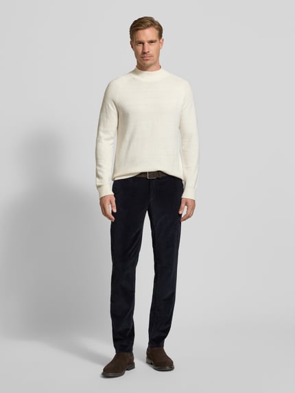 Männermodel trägt Slim Fit Cordhose mit Gesäßtaschen Modell 'Fabio' von Brax in Dunkelblau, Baumwoll-Mix, Ganzkörperansicht von vorne.