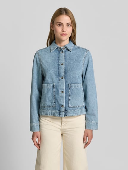 Frauenmodel trägt Jeansjacke mit aufgesetzten Taschen von Emily Van den Bergh in hellem Blau, Reine Baumwolle, Regular-Fit, Umlegekragen, Knopfleiste, Rückenlänge 55 cm, Schulterbreite 43 cm, Brustweite 50 cm, Ärmellänge 61 cm, Ganzkörperansicht von vorne.