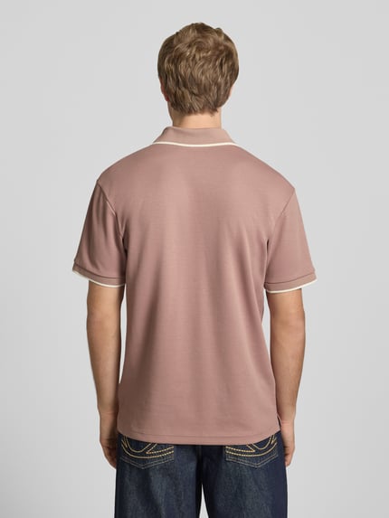Männermodel draagt Regular Fit Poloshirt aus Baumwoll-Mix Modell 'TOMON' van Only & Sons, look: effen, ganzkörperansicht rückansicht.