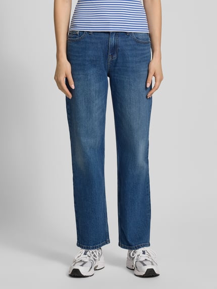 Frauenmodel trägt Straight Leg Jeans aus Baumwoll-Mix Modell 'SOPHIE' von Tommy Jeans in Denim-Optik mit Logo-Stitching, 5-Pocket-Design, Knopf und verdecktem Reißverschluss, Passform: Straight, Ganzkörperansicht von vorne.