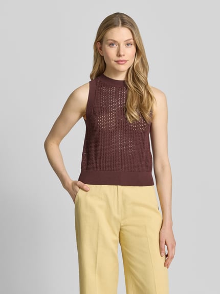 Modelka nosi Slim Fit Top aus Viskose-Mix Modell 'FASSIA' od BOSS, imitacja dzianiny, krój slim fit, dekolt: wysokie zapięcie, bez rękawów, wykończenie materiału: dzianina, mieszanka wiskozy, widok całej sylwetki z przodu.