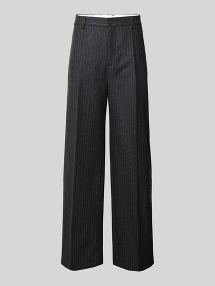 Produktfoto, Relaxed Fit Stoffhose aus Baumwoll-Mix von Filippa K, dunkles Grau mit feinen Streifen, strukturierte Oberfläche, Bundfalten, Knopf- und Reißverschluss, Eingriff- und Gesäßtaschen, Länge 80 cm, Bundweite 45 cm.