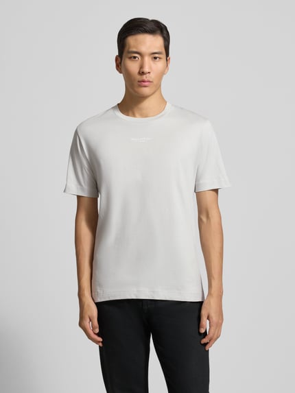 Męski model nosi Regular Fit T-Shirt aus reiner Baumwolle od Marc O'Polo, jednolity kolor, krótkie rękawy, okrągły dekolt, przód, ujęcie całopostaciowe.