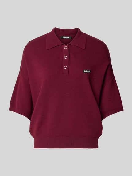 Produktfoto, Cropped Boxy Fit Strick-Poloshirt van ROTATE in bordeauxrood, Materiaalmix met modal en katoen, boxy fit, kort, 3/4-mouwen, ribboorden, ruglengte maat S 50 cm