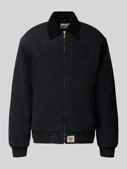 Produktfoto, czarna kurtka z bawełny o kroju regular fit, z wykładanym kołnierzem, zamkiem błyskawicznym i detalem z logo Carhartt Work In Progress Jacke mit Reißverschluss und Label-Detail Modell 'Santa Fe', Długość tyłu w rozmiarze M: 70 cm, szerokość ramion w rozmiarze M: 54 cm, szerokość klatki piersiowej w rozmiarze M: 60 cm, długość rękawów w rozmiarze M: 66 cm.