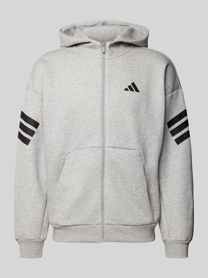 Produktfoto, Sweatjacke mit Kapuze und Logo von adidas Sportswear, grau, Material-Mix mit Baumwoll-Anteil, Relaxed-Fit, Reißverschluss, Känguru-Tasche
