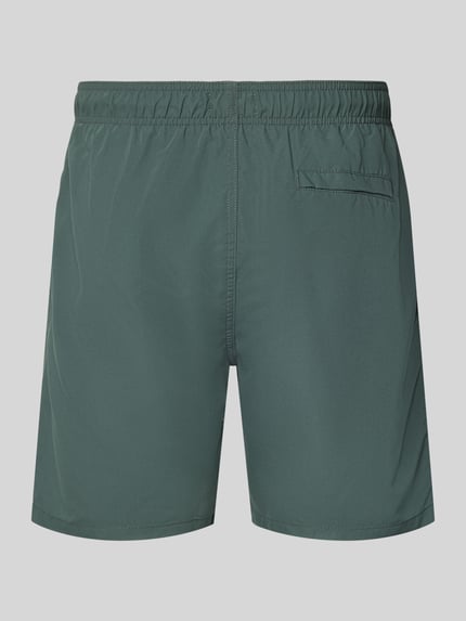 Produktfoto, grüne Badehose mit Label-Patch Modell 'Mike' von Shiwi, elastischer Bund, Gesäßleistentasche, lockerer Schnitt