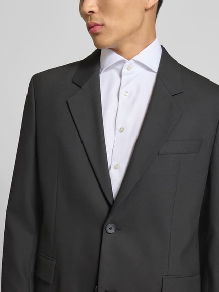 Męski model nosi Regular Fit Sakko mit Viskose-Anteil od HUGO, kolor jednolity, faktura strukturalna, zbliżenie na górną część ciała, widok z przodu.