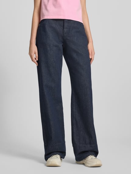 Frauenmodel trägt Wide Leg Jeans im 5-Pocket-Design Modell 'Emelie' von OH APRIL in Dunkelblau aus Reine Baumwolle, Ganzkörperansicht von vorne. Bundweite bei Größe S: 39 cm, Innenbeinlänge bei Größe S: 88 cm.