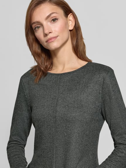 Vrouwenmodel draagt grijs vrijetijdsjurk Fit and Flare model 'ESULE' van Weekend Max Mara met visgraatmotief, Nahaufnahme Oberkörper.