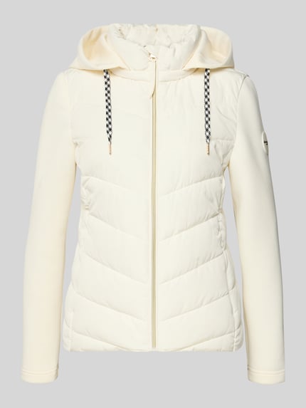 Produktfoto, Slim Fit Jacke mit gefüttertem Stehkragen von Christian Berg Woman Selection, steppowana struktura, kremowy kolor, kaptur ze stójką, krój slim fit, zamek błyskawiczny, kieszenie na zamek, długość tyłu w rozmiarze 36: 60 cm, szerokość ramion w rozmiarze 36: 41 cm, szerokość klatki piersiowej w rozmiarze 36: 51 cm, długość rękawa w rozmiarze 36: 62 cm