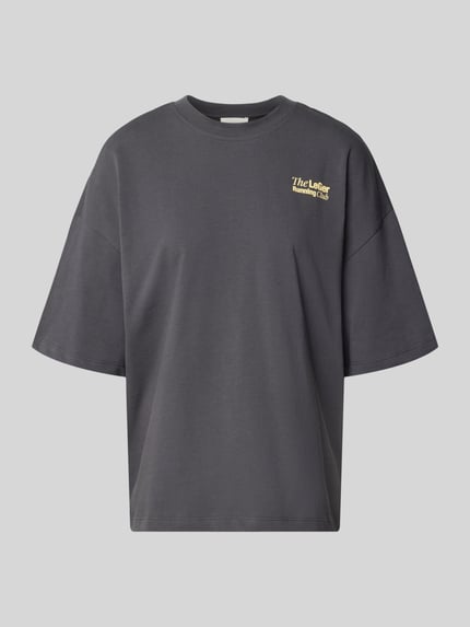 Oversized T-Shirt mit Label-Detail Modell 'Regina' Shop The Look MANNEQUINE