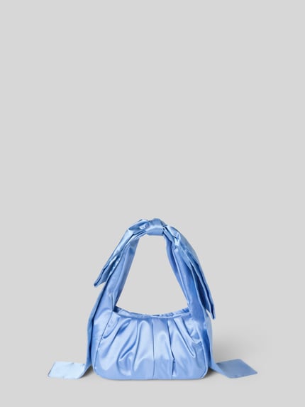 Produktfoto, Handtasche aus Satin mit Magnetverschluss von Jake*s Cocktail, jasnoniebieska satynowa powierzchnia, plisy, uchwyt, główna przegroda, zapięcie na magnes, szerokość w rozmiarze 1: 23 cm, długość w rozmiarze 1: 13 cm, głębokość w rozmiarze 1: 11 cm, długość paska na ramię: 40 cm.