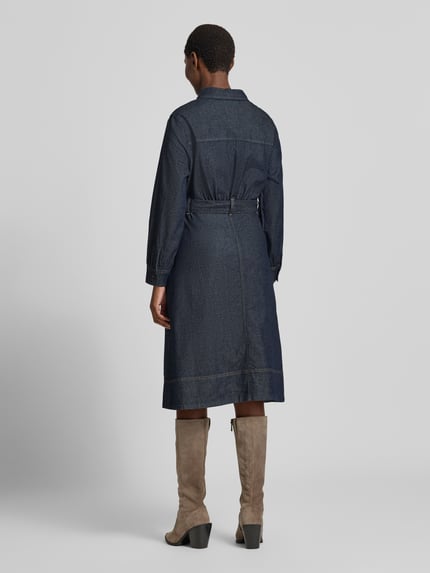 Frauenmodel trägt dunkelblaues Loose Fit Freizeitkleid aus Baumwoll-Mix von Tom Tailor, beige Stiefel, Ganzkörperansicht Rückansicht, Damen Freizeitkleid von Tom Tailor