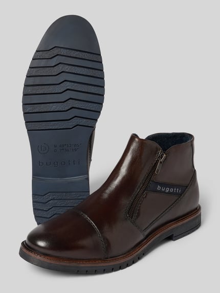 Produktfoto, Boots aus Leder-Mix Modell 'Caj' von bugatti in Braun, abgerundete Form, seitlicher Reißverschluss, profilierte Sohle
