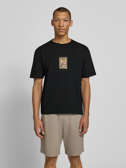 Męskimodel nosi Regular Fit T-Shirt aus reiner Baumwolle Modell 'DOBUL' von HUGO, jednokolorowy, krój regular fit, wyhaftowane logo, okrągły dekolt, krótki rękaw, drobne prążkowanie, bawełna; Ganzkörperansicht von vorne.