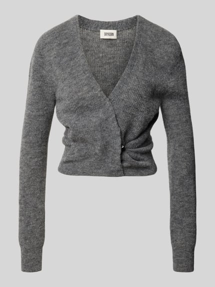 Produktfoto, graue Regular Fit Strickjacke aus Alpaka-Mix mit Baumwoll-Anteil von DRYKORN, V-Ausschnitt, weiche Textur, Modell LOBAIA