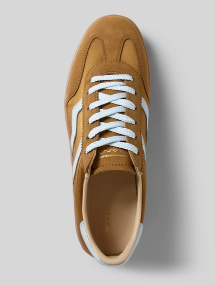 Produktfoto, Sneaker aus Leder-Mix Modell 'Cuzima' von Gant in warmbruin met witte details, afgeronde pasvorm, logoprint, vetersluiting, hakhoogte 3 cm, schachthoogte 7 cm, schachtbreedte 8 cm