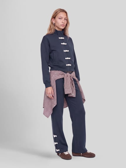 Frauenmodel trägt Sweatjacke mit Stehkragen Modell 'LEONA' von JJXX, dunkelblauer Material-Mix, Baumwollanteil, Ganzkörperansicht von vorne.