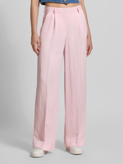 Frauenmodel trägt Hose aus Lyocell-Mix Modell 'EMMA' von JJXX in Hellrosa mit Falten, Wide Leg, Paspeltasche, Viskose-Anteil, Nahaufnahme Oberkörper. Kontext: Damen Hose von JJXX, Lyocell-Mix mit Viskose-Anteil, Wide Leg, Modell 'EMMA', Falten, Paspeltasche am Gesäß, Bundweite bei Größe S/32: 37 cm, Innenbeinlänge bei Größe S/32: 80 cm.