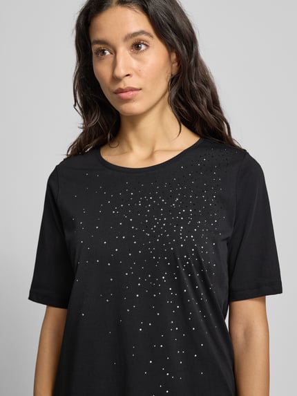Vrouwenmodel draagt T-shirt met Ziersteinbesatz van Milano Italy, puur katoen, regular fit, ronde hals, ruglengte maat S 61 cm, nahaufnahme bovenlichaam.