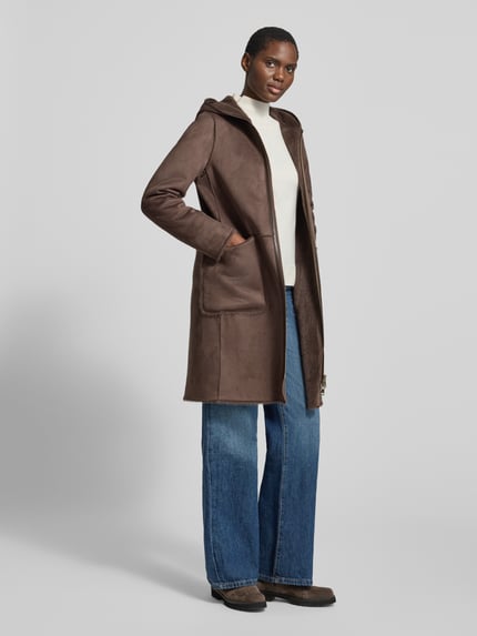 Frauenmodel trägt Teddymantel mit Kapuze von CH. BERG WOM. SELECTION, braun, unifarben mit Struktur, Seitentaschen, Longline, Ganzkörperansicht von vorne.