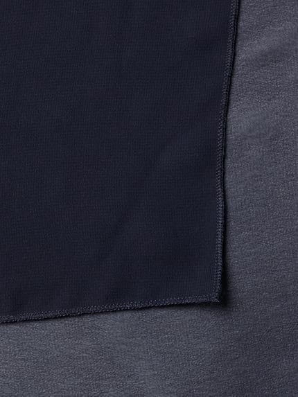Productfoto, Schal in rechthoekige vorm van Christian Berg Cocktail, donkerblauw met gladde textuur en fijne stiknaden.