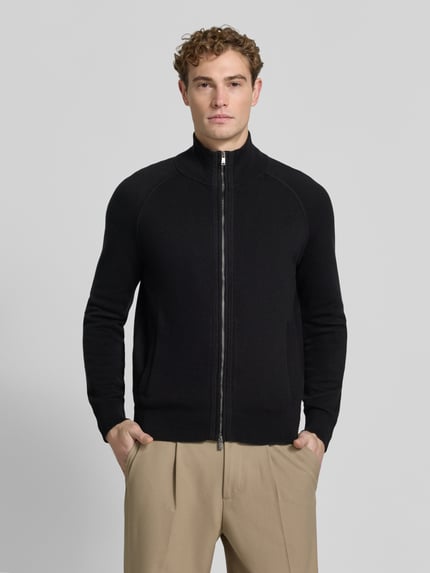 Männermodel trägt schwarze Regular Fit Strickjacke aus Baumwoll-Schurwoll-Mix Modell 'Fabiano' von BOSS, Herren Strickjacke, Ganzkörperansicht von vorne.