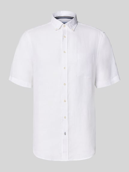 Produktfoto, weißes Regular Fit Freizeithemd aus Leinen von Christian Berg Men mit Button-Down-Kragen, Knopfleiste, Brusttasche, kurzärmlig, glatte Struktur