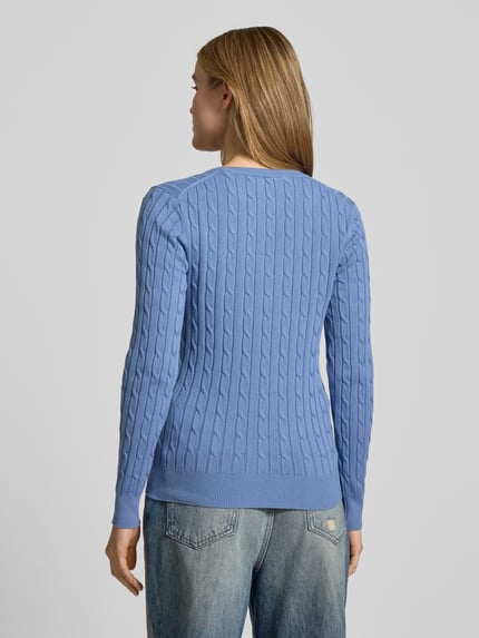 Frauenmodel trägt Strickpullover mit Zopfmuster und Label-Stitching von Gant in Blau, Baumwoll-Mix mit Stretch-Anteil, Slim Fit, Ganzkörperansicht Rückansicht.