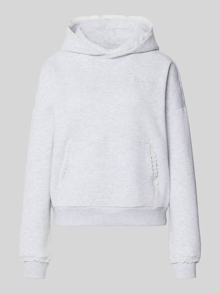 Produktfoto, Relaxed Fit Hoodie mit Baumwoll-Anteil von REVIEW in Hellgrau, Känguru-Tasche, Spitzenbesatz, Logo-Stitching, elastische Abschlüsse.