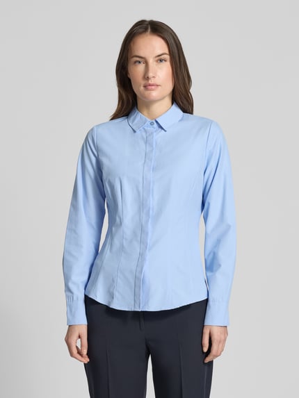 Modelka nosi Hemdbluse mit Knopfleiste Modell 'NETTI' od Soyaconcept, bawełniany materiał, krój slim fit, jasnoniebieska, przód, ujęcie całej sylwetki.