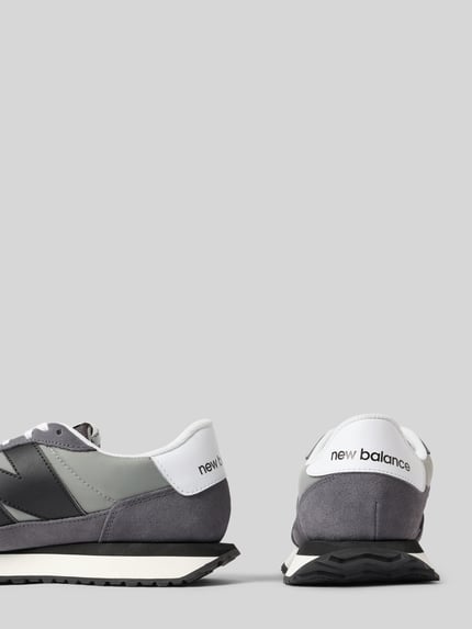 Produktfoto, Sneaker aus echtem Rindsleder von New Balance in Grau und Weiß, glatte und samtige Texturen, Herren Sneaker von New Balance