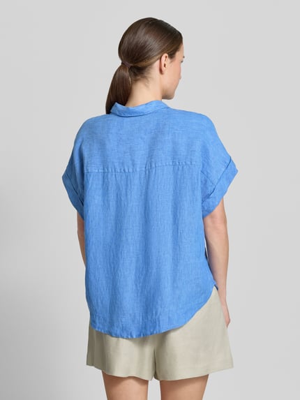 Vrouwenmodel draagt Leinenbluse mit Knopfleiste Modell 'DOLLY' van 0039 Italy in blauw, regular fit, puur linnen, rugaanzicht full body.
