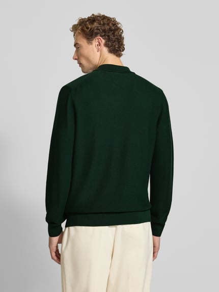 Męski model nosi ciemnozieloną koszulkę polo Regular Fit Poloshirt aus reiner Baumwolle od Lacoste, gładka tekstura, Ganzkörperansicht Rückansicht.