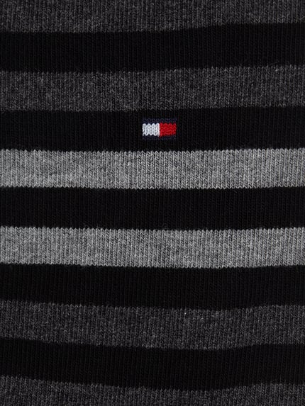 Produktfoto, Socken mit Label-Detail im 2er-Pack Modell 'DUO STRIPE SOCK' von Tommy Hilfiger, schwarze und graue Streifen, gerippte Baumwollmischung mit Stretch-Anteil, dezentes Logo, Nahaufnahme Textur