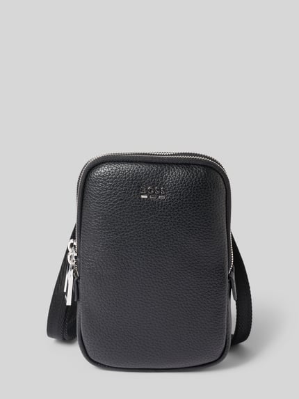 Produktfoto, schwarze Umhängetasche in Leder-Optik Modell 'Ray EVO_Phone Holder' von BOSS, strukturierte Oberfläche, Herren Umhängetasche