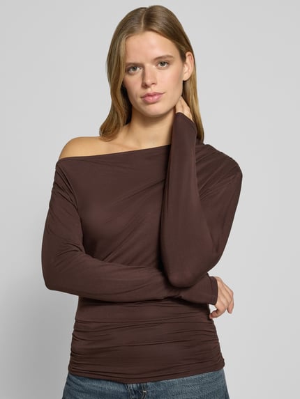 Frauenmodel trägt Longsleeve im Off-Shoulder-Look Modell 'RINA' von Topshop, braun, glatter Lyocell-Elasthan-Mix, Regular Fit, Nahaufnahme Oberkörper.