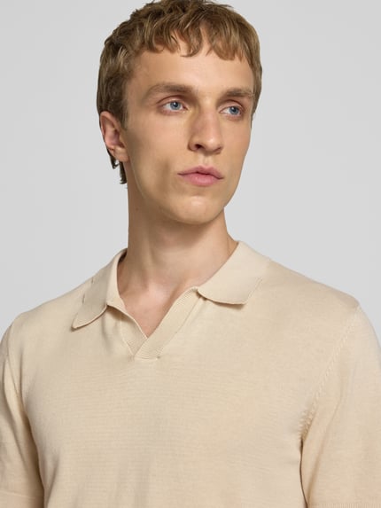 Männermodel trägt Regular Fit Poloshirt in Strick-Optik Modell 'Bray' von Blend, Reine Baumwolle, Kurzärmelig, Nahaufnahme Oberkörper.
