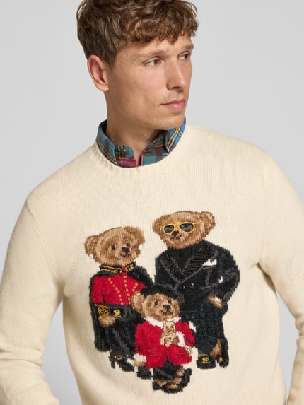 Männermodel trägt Pullover aus Wolle mit Teddy-Motiv von POLO RALPH LAUREN, mehrfarbig, Strickoptik, Motiv-Print, Nahaufnahme Oberkörper.