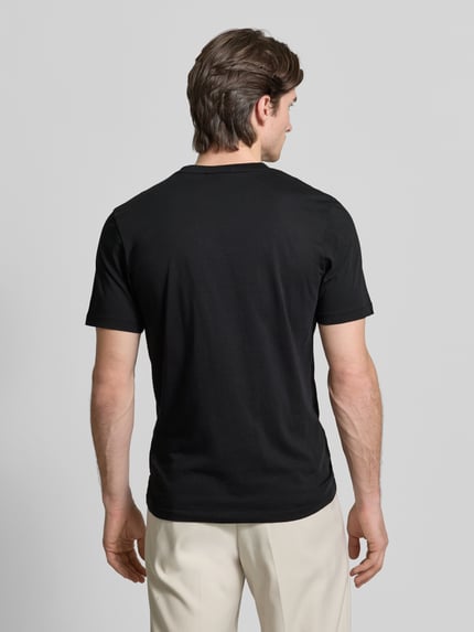 Männermodel trägt T-Shirt mit Label-Schriftzug Modell 'DULIVIO' von HUGO, schwarz, reine Baumwolle, Unifarben, Ganzkörperansicht Rückansicht.