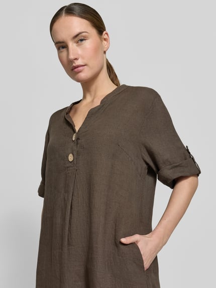 Vrouwenmodel draagt tuniekjurk van zuiver linnen met V-hals, knoopsluiting, omslagmouwen, model 'Ki44ra' van ZABAIONE, recht model, detailopname bovenlichaam.