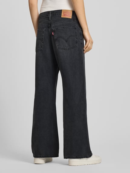 Frauenmodel trägt schwarze Loose Fit Jeans mit Eingrifftaschen Modell 'MIDDY LOOSE BOOT' von Levi's®, reine Baumwolle, Ganzkörperansicht Rückansicht.