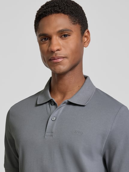 Männermodel trägt Regular Fit Poloshirt aus reiner Baumwolle von s.Oliver RED LABEL in Grau, feine Struktur, Nahaufnahme Oberkörper.