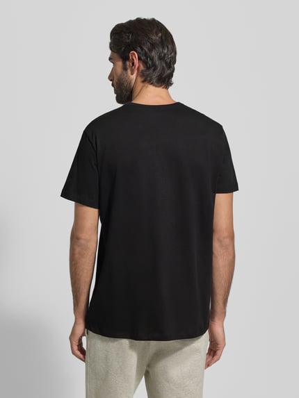 Männermodel trägt T-Shirt mit Rundhalsausschnitt im 2er-Pack Modell 'ComfortS' von BOSS, unifarben, reine Baumwolle, Rückansicht