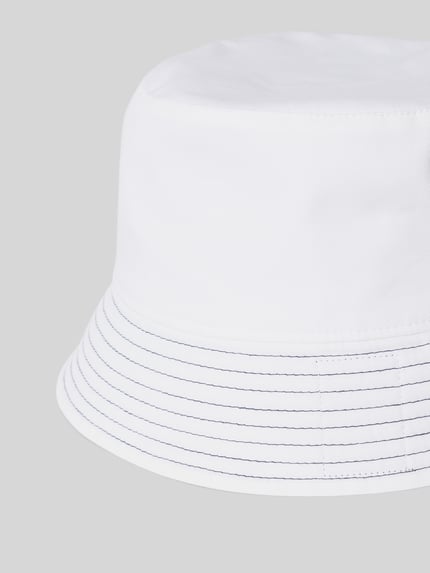 Productfoto, Bucket Hat met smalle rand en siernaad van Marc Cain, dameshoed van puur katoen in wit met contrasterende siernaad.