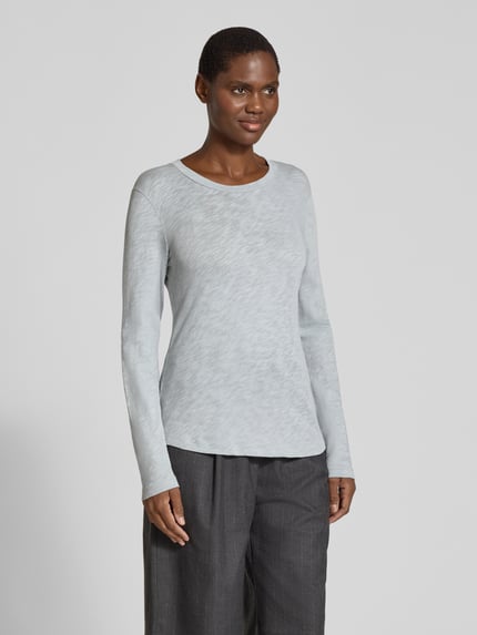 Vrouwenmodel draagt shirt met lange mouwen van MARC O'POLO, look: effen, ronde hals, mouwvorm: lange mouw, rompzoom: afgerond, ganzichaansicht van voren.